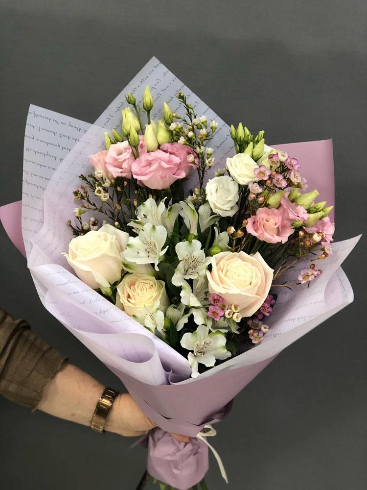 Букет цветов из: Альстромерии, Розы и Лизиантусы в Белоярском Свердловской области