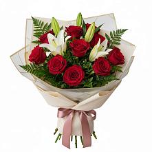 Букет цветов из:  Лилии и Розы в Белоярском Свердловской области