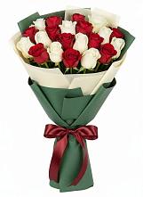 Букет Микс из красных и белых роз в Белоярском Свердловской области