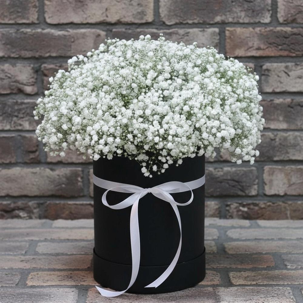 Цветочная композиция из Гипсофила в шляпной коробке в Белоярском Свердловской области