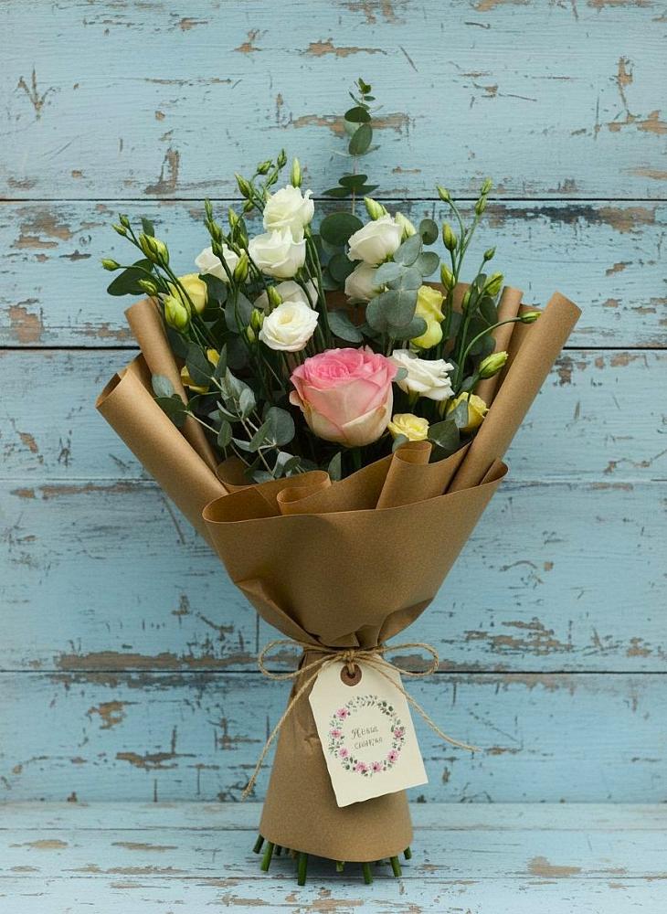 Букет цветов из: Розы и Лизиантусы в Белоярском Свердловской области