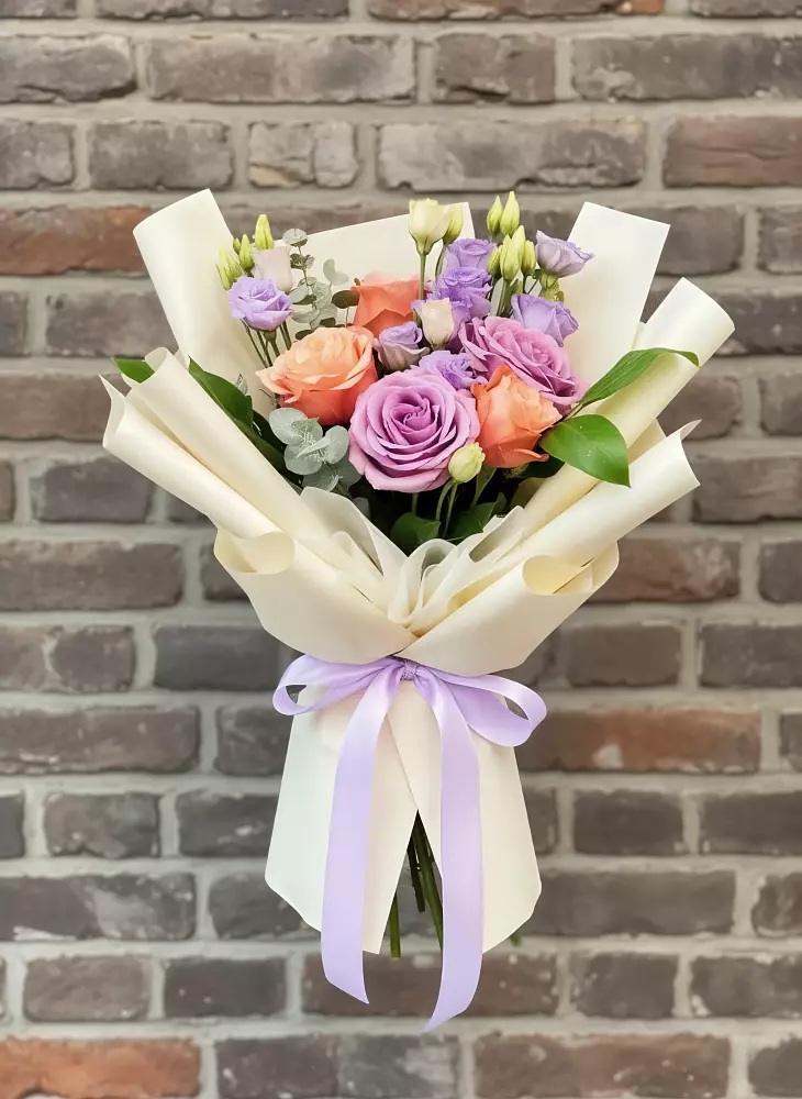 Букет цветов из: Лизиантусы и Розы в Белоярском Свердловской области