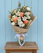 Букет цветов из:  Альстромерии, Лизиантусы, Розы и Хризантемы в Белоярском Свердловской области