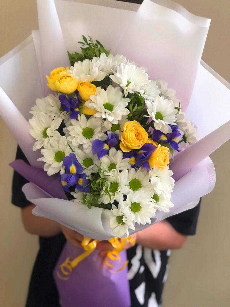 Букет цветов из: Ирисы, Хризантемы и Розы в Белоярском Свердловской области