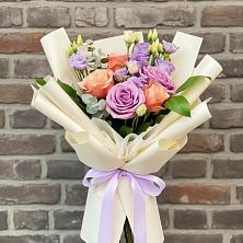 Букет цветов из:  Лизиантусы и Розы в Белоярском Свердловской области