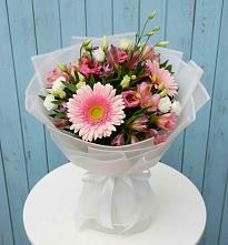 Букет цветов из:  Герберы, Альстромерии и Лизиантусы в Белоярском Свердловской области