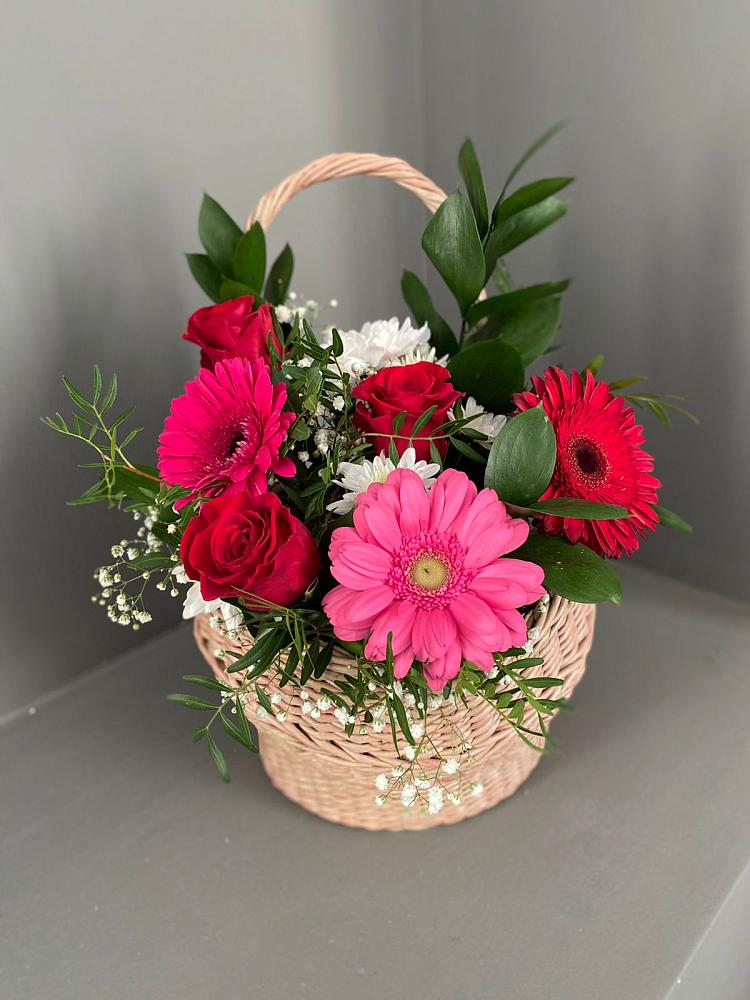 Цветочная композиция из Розы, Хризантемы и Герберы в корзине в Белоярском Свердловской области