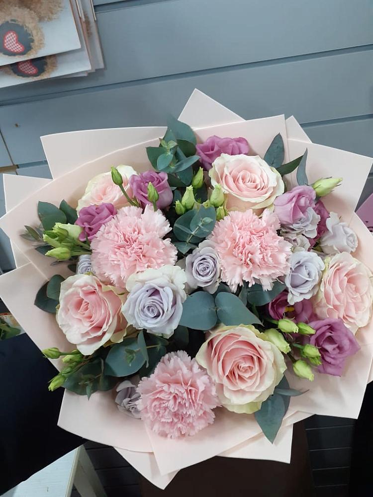 Букет цветов из: Розы, Гвоздики и Лизиантусы в Белоярском Свердловской области