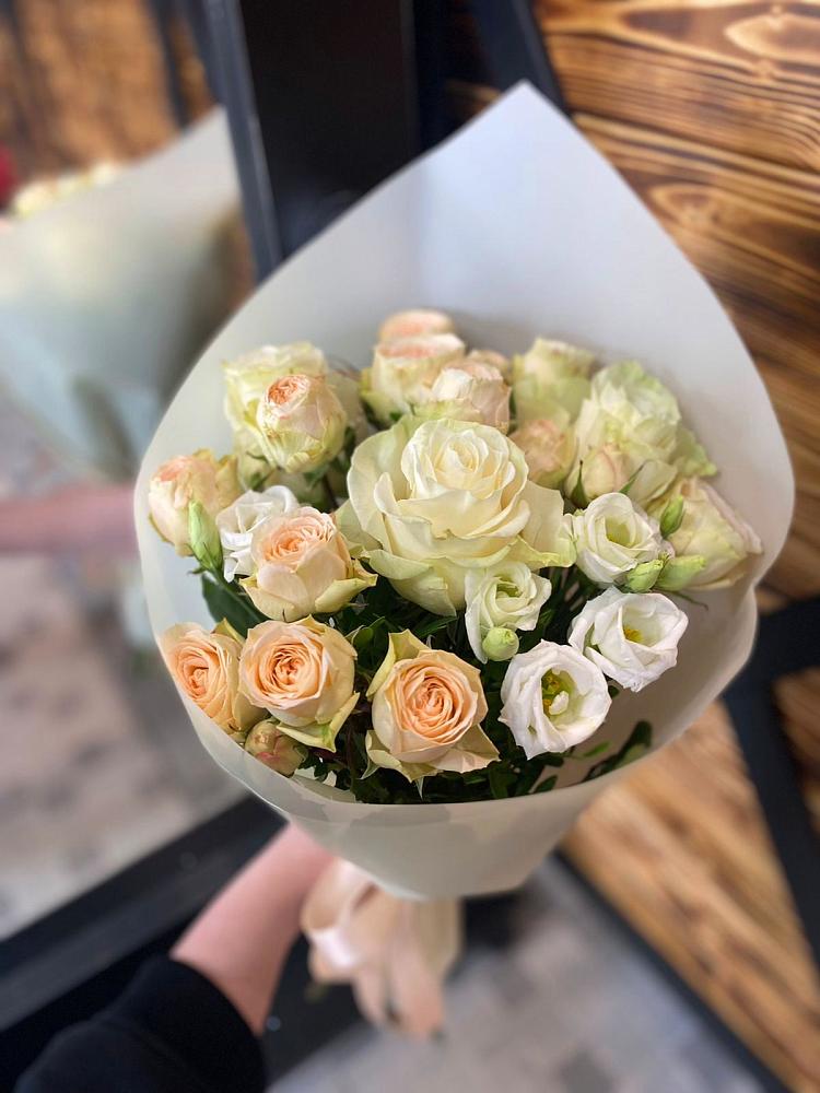 Букет цветов из: Розы и Лизиантусы в Белоярском Свердловской области